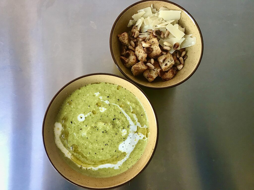 warme maaltijd op zomerse dag broccoli courgettesoep