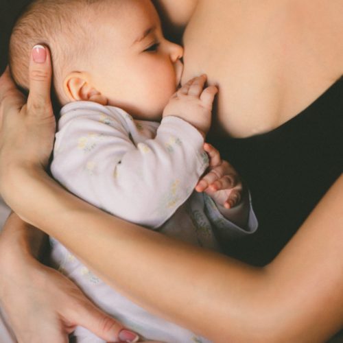 baby krijgt borstvoeding